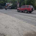 Tramo de una carretera en Zacapa que supuestamente iba a ser recapeada, pero que quedó a medias. Foto: La Hora / José Orozco.