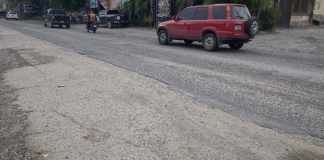 Tramo de una carretera en Zacapa que supuestamente iba a ser recapeada, pero que quedó a medias. Foto: La Hora / José Orozco.
