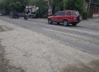 Tramo de una carretera en Zacapa que supuestamente iba a ser recapeada, pero que quedó a medias. Foto: La Hora / José Orozco.