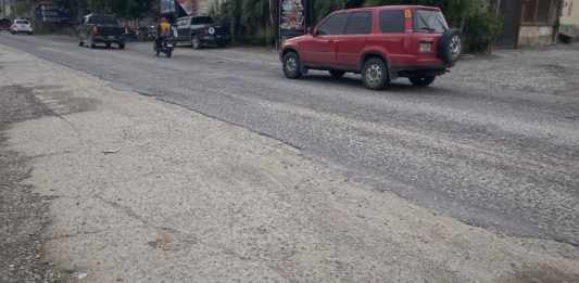 Tramo de una carretera en Zacapa que supuestamente iba a ser recapeada, pero que quedó a medias. Foto: La Hora / José Orozco.