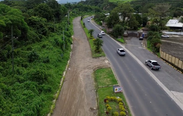 Vista aérea del tramo que está pendiente de ser asfaltado en la ruta CA-1 oriente, en Barberena, Santa Rosa. Foto: La Hora / José Orozco. 