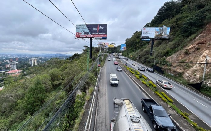 Las carreteras de Guatemala son "un atentado contra la vida", en consideración de Alejandro Maldonado, exsecretario ejecutivo de la Conred. Vista aérea de la carretera a El Salvador. Foto: La Hora / José Orozco. 