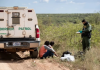 Un oficial de la Patrulla Fronteriza revisa los documentos de dos migrantes que recién cruzaron la frontera. Foto: CBP.