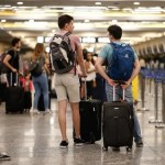 Viajeros con maletas en un aeropuerto. EFE/Juan Ignacio Roncoroni
