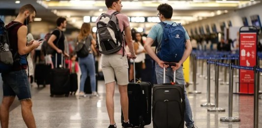 Viajeros con maletas en un aeropuerto. EFE/Juan Ignacio Roncoroni