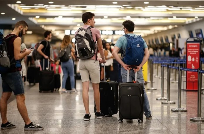 Viajeros con maletas en un aeropuerto. EFE/Juan Ignacio Roncoroni