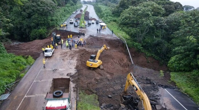 Trabajos en el hundimiento de la autopista Palín-Escuintla. Esta emergencia ha tenido un gran impacto económico. Foto: La Hora / CIV. 