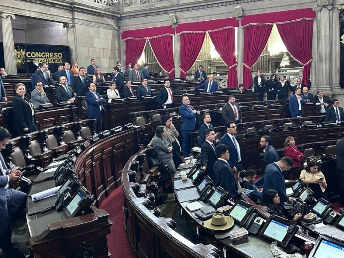 Diputados observan el tablero para conocer la votación del estado de Calamidad. Foto: Daniel Ramírez