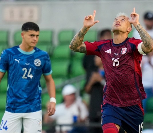 Francisco Calvo (15) celebra tras anota el primer gol de Costa Rica ante Paraguay en el partido por el Grupo D de la Copa América, el martes 2 de julio de 2024, en Austin, Texas. (AP Foto/Eric Gay)