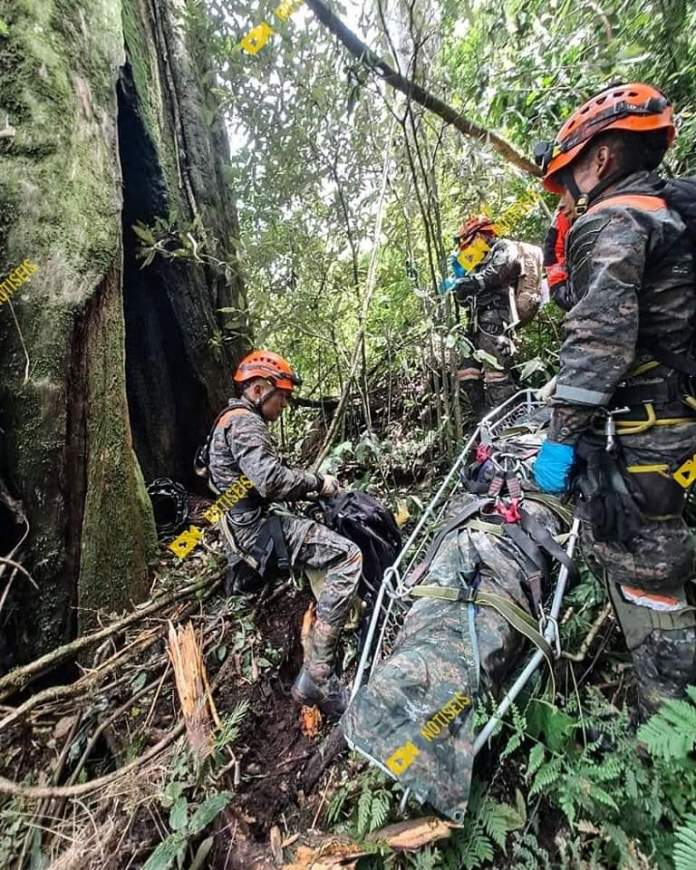 Los Bomberos sacaron los cuerpos de los tripulantes por la vía aérea, debido a la inaccesibilidad del terreno. Foto: CVB