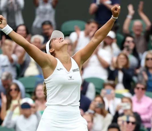 Celebración de Jessica Bouzas después de ganar el partido de la 1ª ronda femenina contra Marketa Vondrousova en el Campeonato de Wimbledon, en Gran Bretaña. EFE/EPA/NEIL HALL