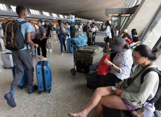 Cerca de 4.500 vuelos en Estados Unidos y hacia este país han sufrido retrasos, y cerca de 1.700 han sido cancelados debido al apagón informático global. EFE/Michael Reynolds