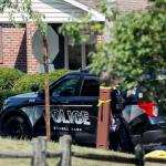 Agentes de la ley cerca de la casa de Thomas Matthew Crooks, de 20 años, identificado por el Buró Federal de Investigaciones (FBI) EFE/EPA/DAVID MAXWELL