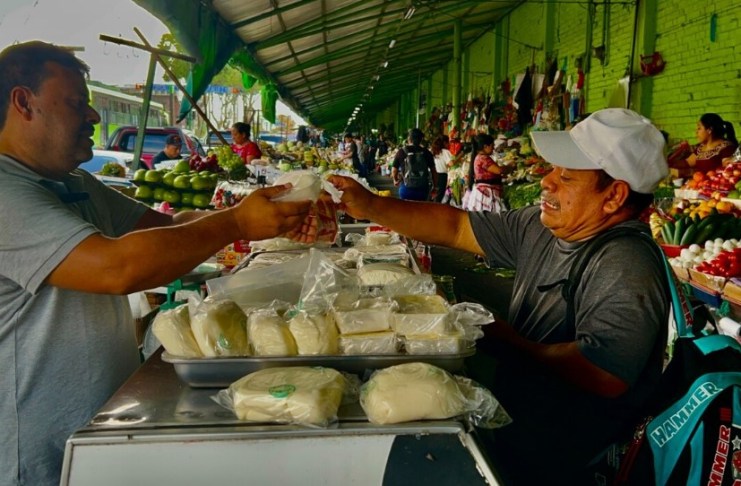 Vendedores ofrecen sus productos mientras compradores destacan la existencia de un alza en el costo de alimentos de la canasta básica. Foto Daniel Ramírez