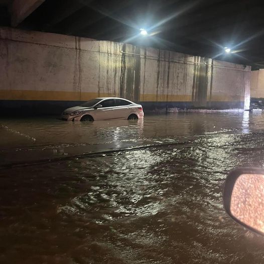 En el sector El Túnel, de Villa Nueva, el agua subió y obstaculizó el paso de algunos vehículos. FOTO: PMT Villa Nueva