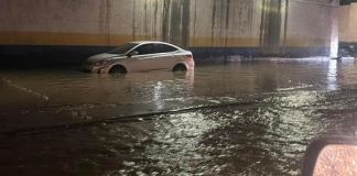 En el sector El Túnel, de Villa Nueva, el agua subió y obstaculizó el paso de algunos vehículos. FOTO: PMT Villa Nueva