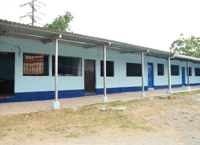 Escuela remozada en Morales, Izabal. El Gobierno pretende llegara a la meta de reparar 10 mil centros educativos este año. Foto: Mineduc. 