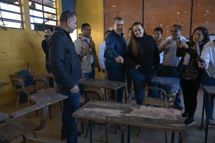 A inicios de año el presidente Bernardo Arévalo y la ministra de Educación, Anabella Giracca, visitaron varias escuelas en condiciones deplorables, que quedaron así, pese al millonario gasto de la pasada administración. Foto: Gobierno de Guatemala. 