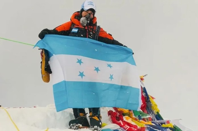 Fotografía cedida por Dora Raudales posando con una bandera de Honduras en la cima del Everest. EFE/ Dora Raudales/Solo uso editorial