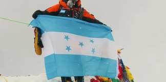 Fotografía cedida por Dora Raudales posando con una bandera de Honduras en la cima del Everest. EFE/ Dora Raudales/Solo uso editorial