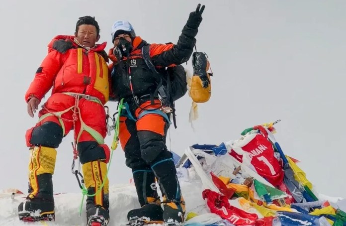 Raudales (d) posando junto a su guía en la cima del Everest. EFE/Dora Raudales/Solo uso editorial