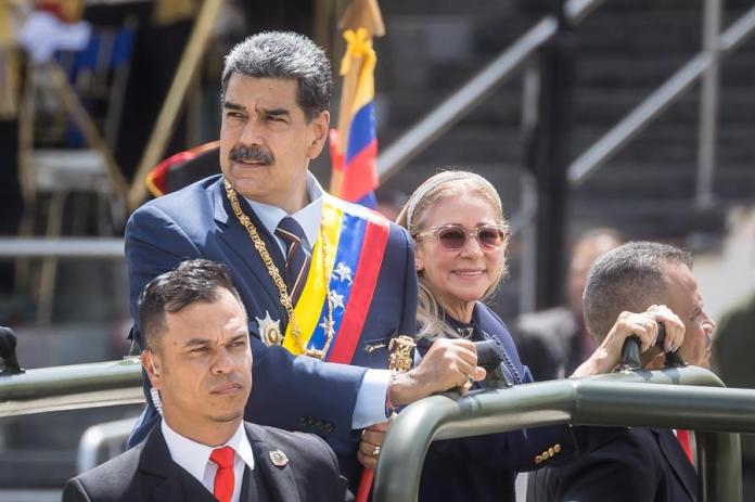 Fotografía de archivo del presidente de Venezuela, Nicolás Maduro (c), quien participa en la conmemoración de la Declaración de Independencia este viernes, en Caracas (Venezuela). EFE/ Miguel Gutierrez