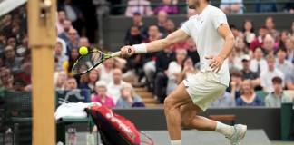 El español Carlos Alcaraz, en acción durante su partido de cuartos de final frente al estadounidense Tommy Paul en el torneo de Wimbledon. EFE/EPA/TIM IRELAND