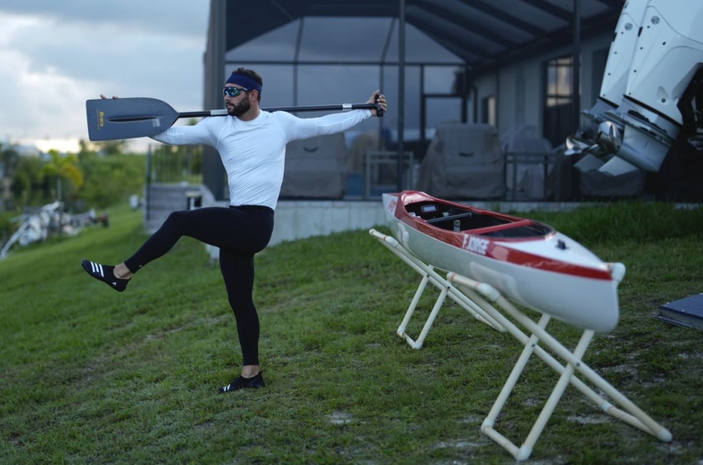 Fernando Dayan Jorge usa su remo para estirarse durante una sesión de entrenamiento antes de los Juegos Olímpicos de París 2024, el 26 de junio de 2024, en Cape Coral, Florida. (Foto AP/Rebecca Blackwell)