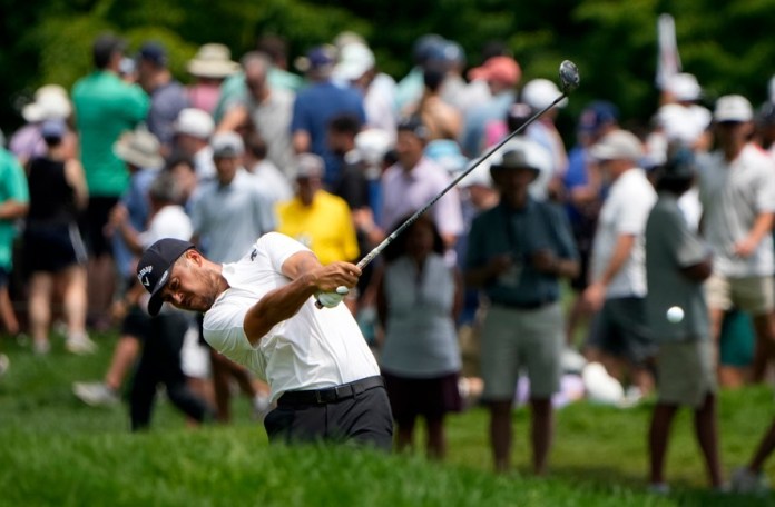 El golfista estadounidense Xander Schauffele despeja desde el fairway del sexto hoyo en la última ronda del torneo Travelers Championship en el campo de TPC River Highlands, el domingo 23 de junio de 2024, en Cromwell, Connecticut. (AP Foto/Seth Wenig)