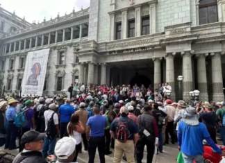 "Soldados veteranos manifestaron para exigir al Gobierno el pago de tres meses de lo establecido en la Ley Temporal de Desarrollo Integral, decreto 51-2022", Foto: Daniel Ramírez / La Hora.