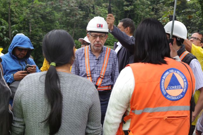 Ministro de comunicaciones, Félix Alvarado, supervisa trabajos en el kilómetro 44 de la autopista Palín-Escuintla, en donde se formó un socavamiento. Foto: CIV