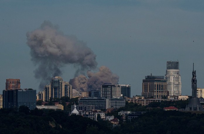 Humo alzándose sobre el cielo de Kiev tras un ataque ruso el lunes 8 de julio de 2024. Las fuerzas rusas lanzaron el lunes varios misiles balísticos y de crucero contra objetivos ucranianos.(AP Foto/ Evgeniy Maloletka)