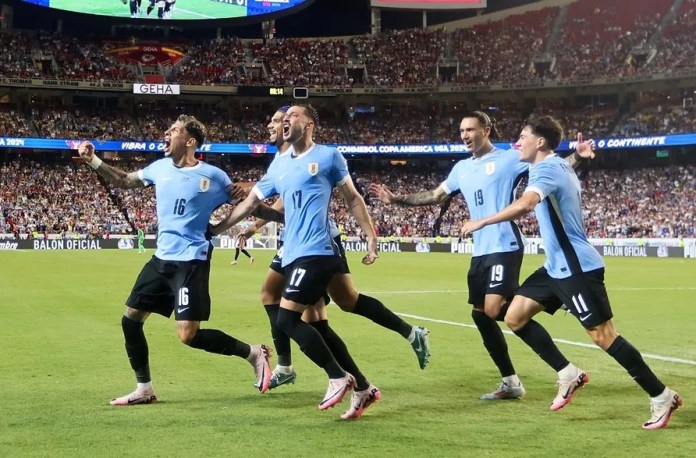 El defensor de Uruguay Mathias Olivera (L) celebra marcar un gol en la Copa América. EFE/EPA/WILLIAM PURNELL