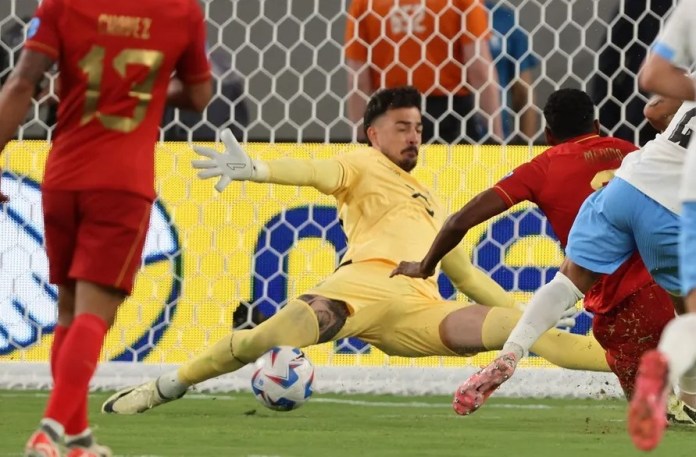 El portero de Bolivia Guillermo Viscarra concede un gol Copa América. EFE/EPA/JUSTIN LANE