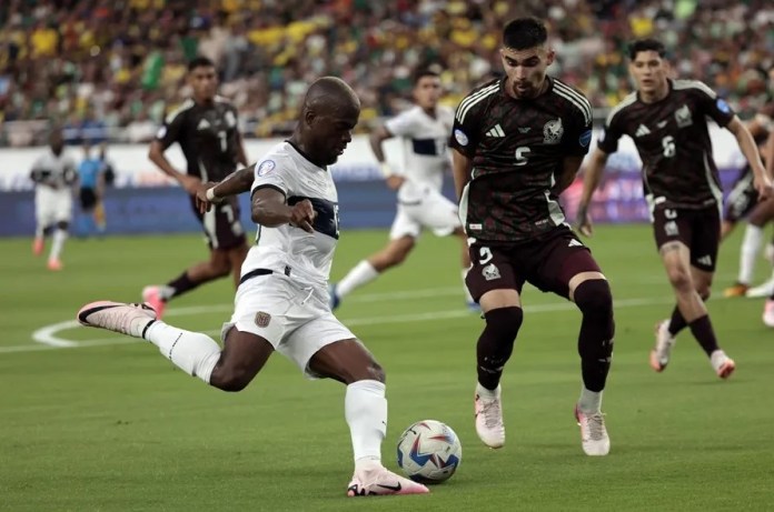 Enner Valencia de Ecuador (i) y Johan Vásquez de México (d) en Copa América 2024. . EFE/EPA/JUAN G. MABANGLO