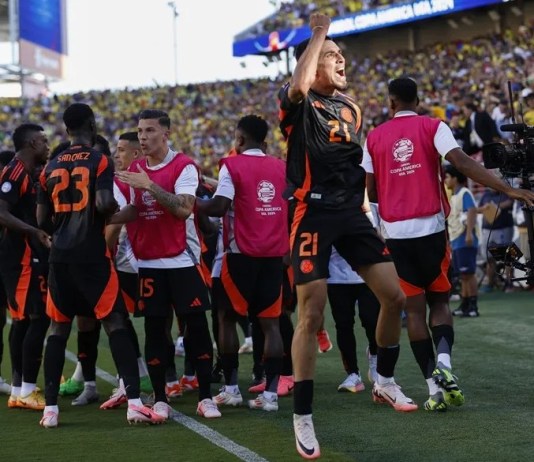 Daniel Muñoz, defensor de Colombia, reacciona tras anotar durante la Copa América 2024. EFE/EPA/JUAN G. MABANGLO