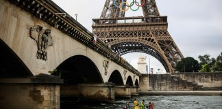 Un bote de rescate navega en el río Sena cerca de la Torre Eiffel durante un simulacro para la ceremonia inaugural de los Juegos de Olímpicos de París 2024, el lunes 17 de junio de 2024, en París. (AP Foto/Thomas Padilla