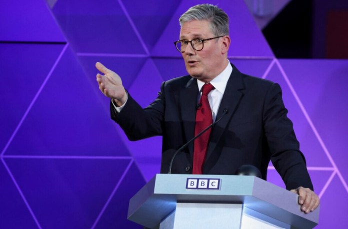 El líder del Partido Laborista británico, Keir Starmer, participa en el debate de aspirantes a primer ministro en la BBC, en Nottingham, Inglaterra. (Phil Noble/Pool via AP)
