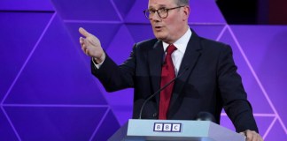 El líder del Partido Laborista británico, Keir Starmer, participa en el debate de aspirantes a primer ministro en la BBC, en Nottingham, Inglaterra. (Phil Noble/Pool via AP)