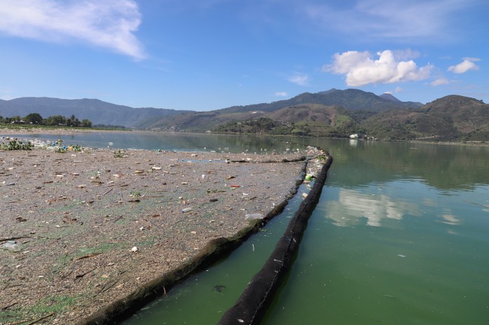 Desde hace aÃ±os se instalÃ³ en la desembocadura del rÃ­o Villa Lobos una trampa hecha a base de envases pet, para retener la basura. Esta mide 2 km de largo. Foto: La Hora / Amsa