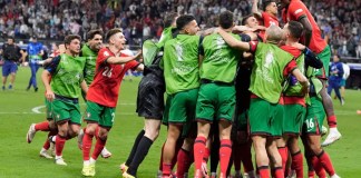 Los jugadores de Portugal celebran tras ganar la tanda de penaltis de un partido de octavos de final entre Portugal y Eslovenia en el torneo de fútbol Euro 2024 en Frankfurt, Alemania, el lunes 1 de julio de 2024. (Foto AP/Ariel Schalit)