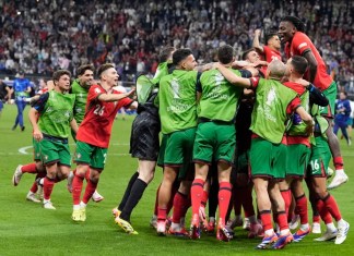 Los jugadores de Portugal celebran tras ganar la tanda de penaltis de un partido de octavos de final entre Portugal y Eslovenia en el torneo de fútbol Euro 2024 en Frankfurt, Alemania, el lunes 1 de julio de 2024. (Foto AP/Ariel Schalit)