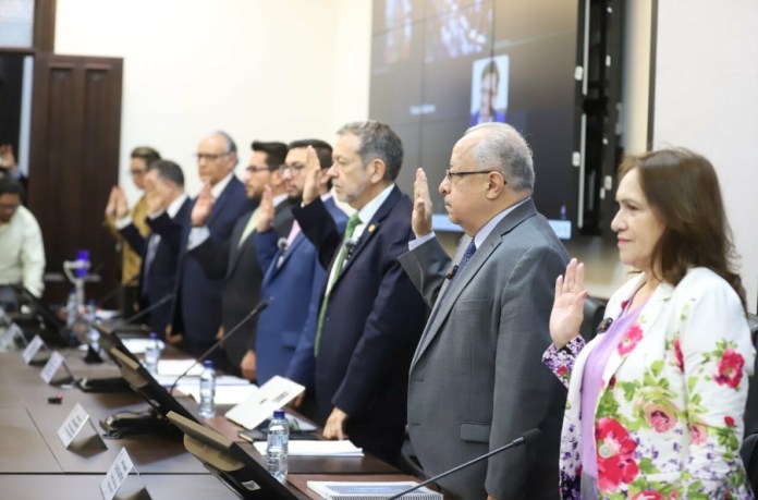 Los ministerios de Relaciones Exteriores y Comunicaciones acudieron a la comisión legislativa de Finanzas para defender la solicitud de ampliación presupuestaria. Foto: Congreso