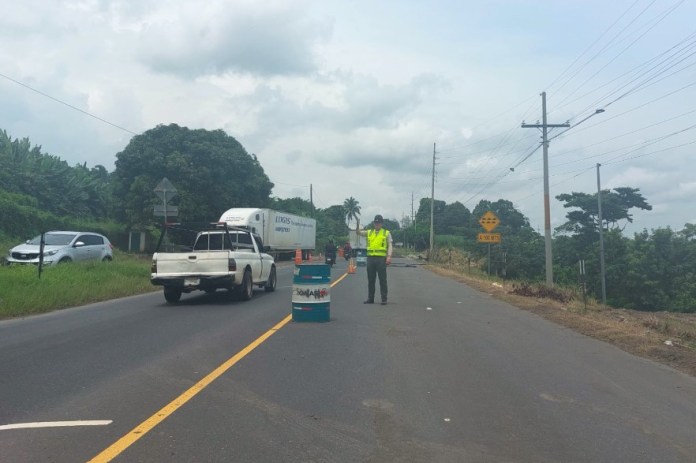 Brigadas de Provial brindan regulan el tránsito vehicular debido a un socavamiento en el km 95.5 de la ruta CA-2 Occidente, jurisdicción de Santa Lucía Cotzumalguapa, Escuintla. Foto La Hora / Provial