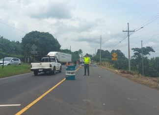 Brigadas de Provial brindan regulan el tránsito vehicular debido a un socavamiento en el km 95.5 de la ruta CA-2 Occidente, jurisdicción de Santa Lucía Cotzumalguapa, Escuintla. Foto La Hora / Provial