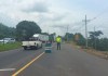 Brigadas de Provial brindan regulan el tránsito vehicular debido a un socavamiento en el km 95.5 de la ruta CA-2 Occidente, jurisdicción de Santa Lucía Cotzumalguapa, Escuintla. Foto La Hora / Provial
