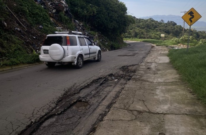 Asfalto deteriorado en parte de la ruta a aldea Los Pocitos. Foto: La Hora / José Orozco. 