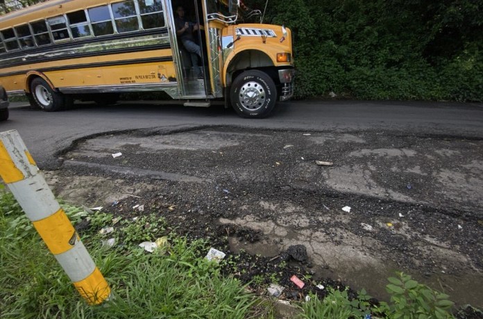 El tramo adjudicado a Dipconsa, es de 12 kilómetros, pero gran parte no fue trabajado, y el que fue finalizado comienza a deteriorarse. Foto: La Hora / José Orozco. 