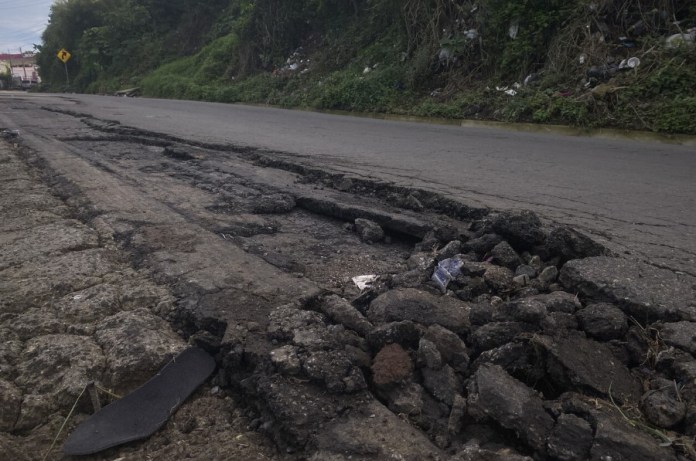 Parte de la carretera de Santa Elena Barillas a Los Pocitos que fue rehabilitada, pero que se empieza a destruir. Foto: La Hora /José Orozco.