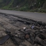 Parte de la carretera de Santa Elena Barillas a Los Pocitos que fue rehabilitada, pero que se empieza a destruir. Foto: La Hora /José Orozco.